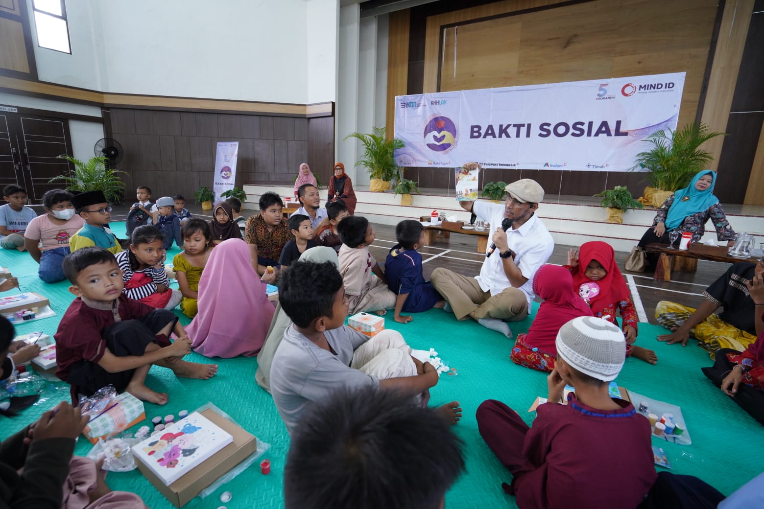 Dirut PT Timah Semangatkan Anak Yatim & Piatu Melalui Dongeng