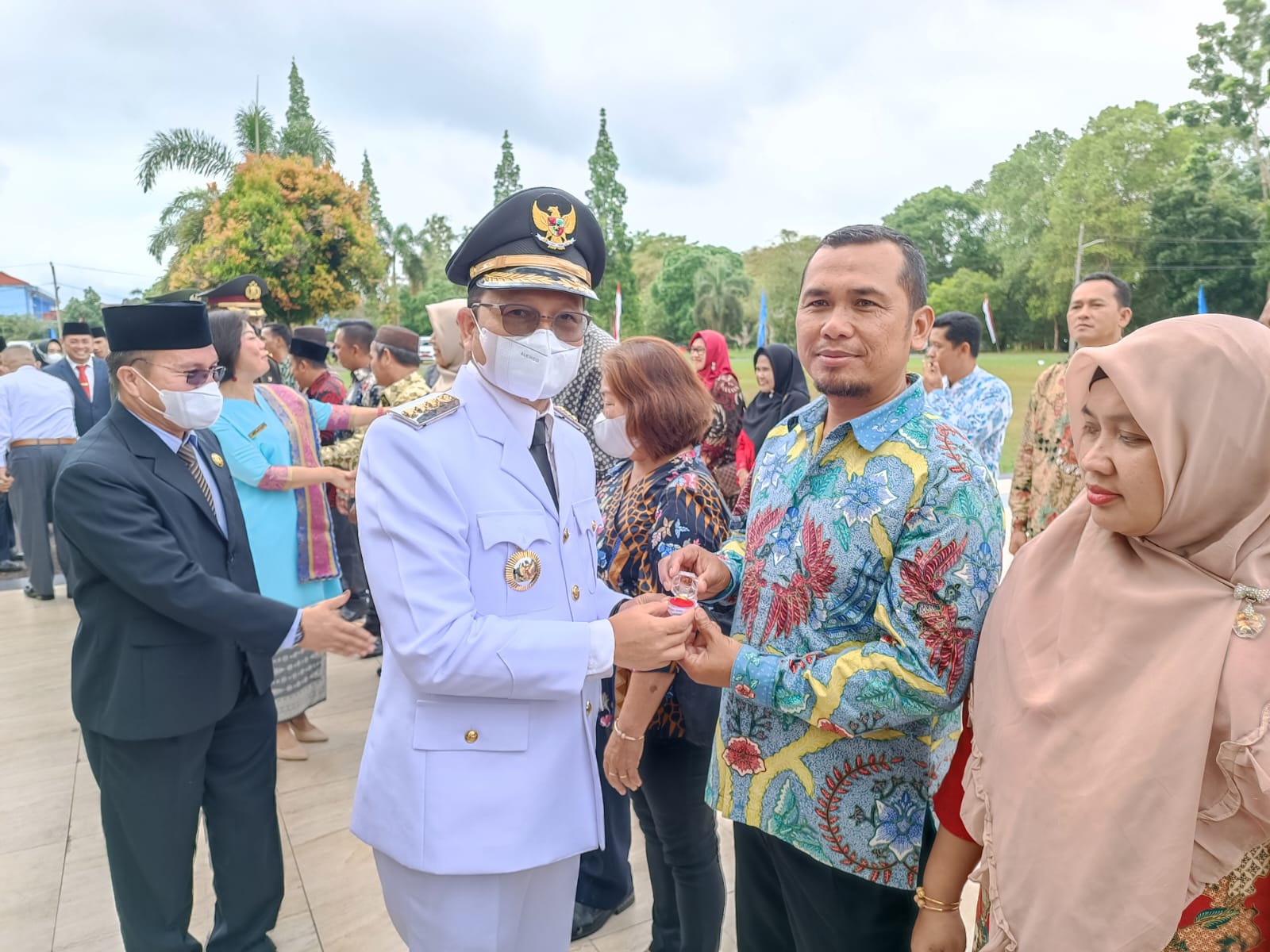 Di Hari Pahlawan, Algafry Berikan Cincin Emas Kepada Mantan Kades