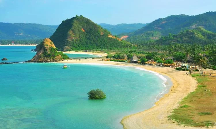 Pantai Kuta Lombok, Pantai Cantik dengan Keunikan Putri Mandalika 2023