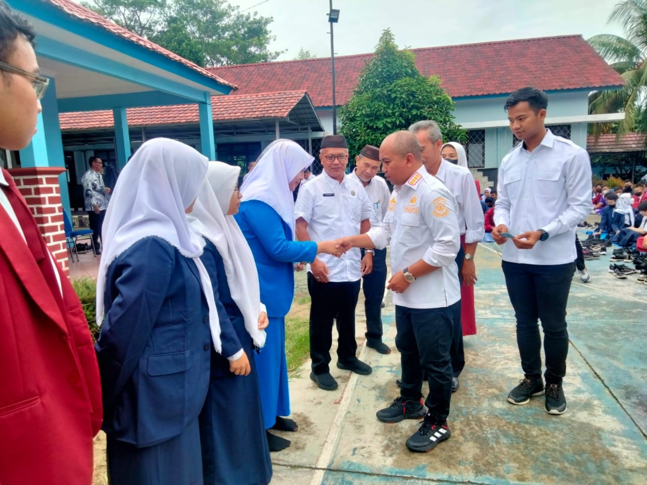 Serahkan KTP Elektronik ke Siswa SMK N 1, Molen Dengar Permasalahan Sekolah