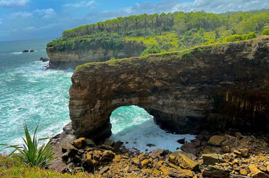 Pesona Keindahan Pantai Karang Bolong Banten 2023, Pantai Unik Penuh Misteri