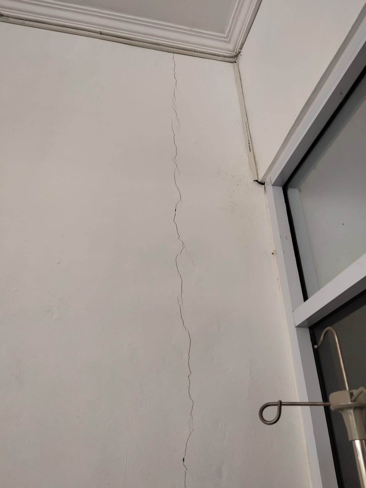 Belum Genap Setahun Diresmikan, RS Ibnu Shaleh Mulai Retak