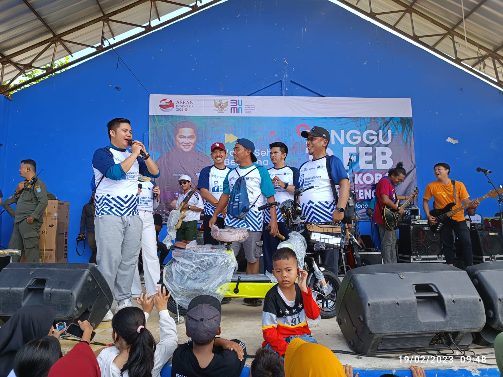 Ribuan Warga Koba Tumpah Ruah Ikuti Jalan Sehat BUMN