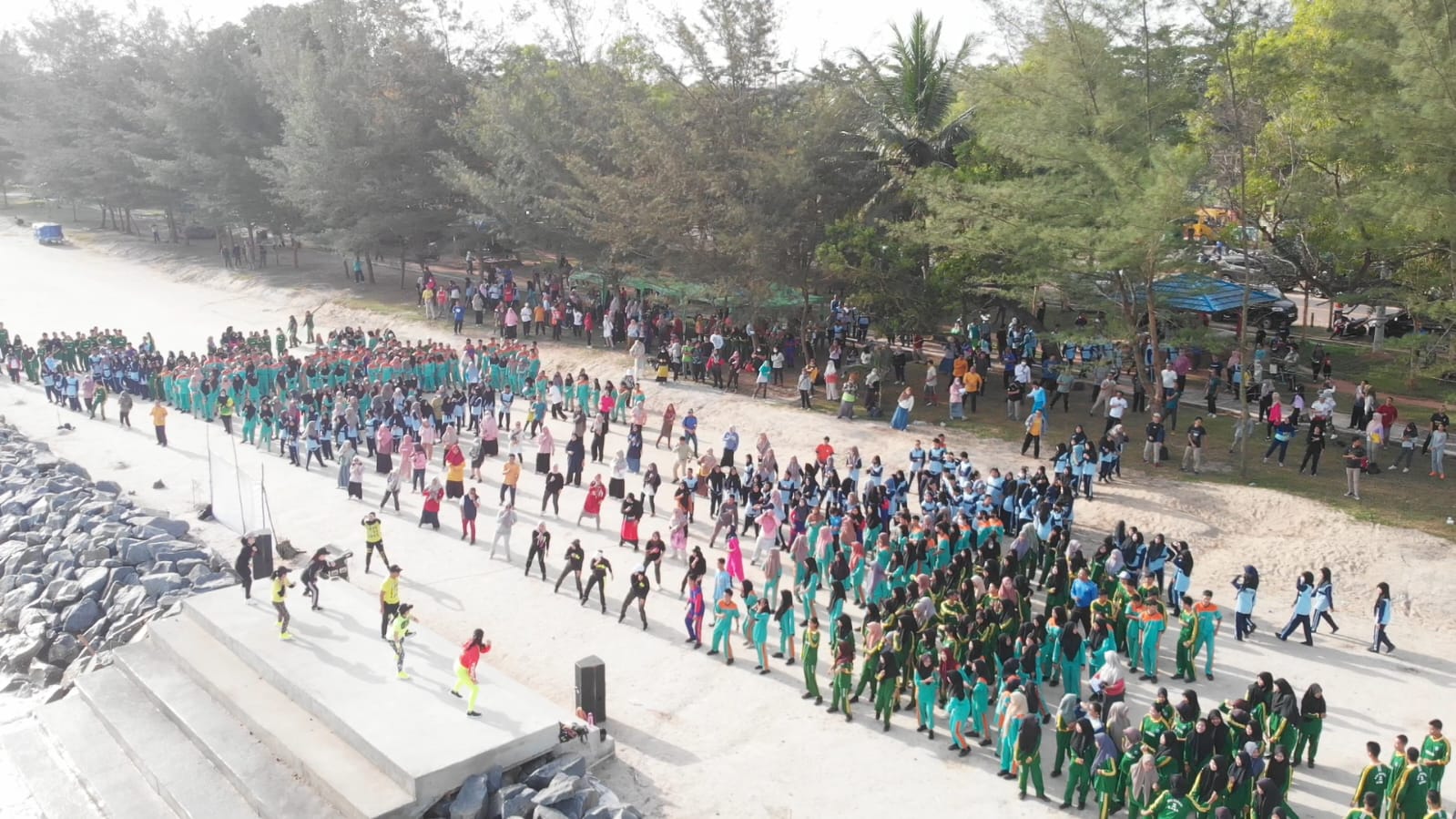 Pemkab Bateng Ajak Siswa SMK N 2 Koba Bersih Pantai