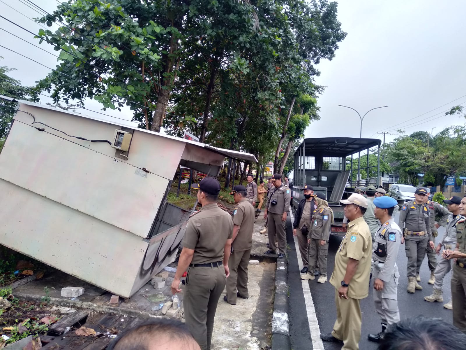 Satpol PP Bongkar Paksa Bangunan Liar di Sungailiat