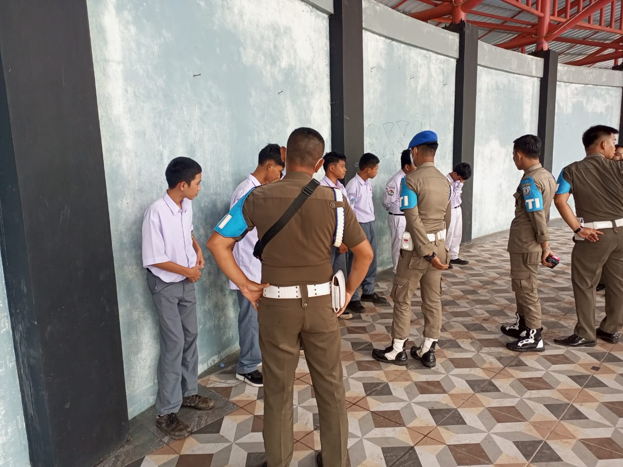Bolos Sekolah, Satpol PP Temukan Rokok dan Torpedo