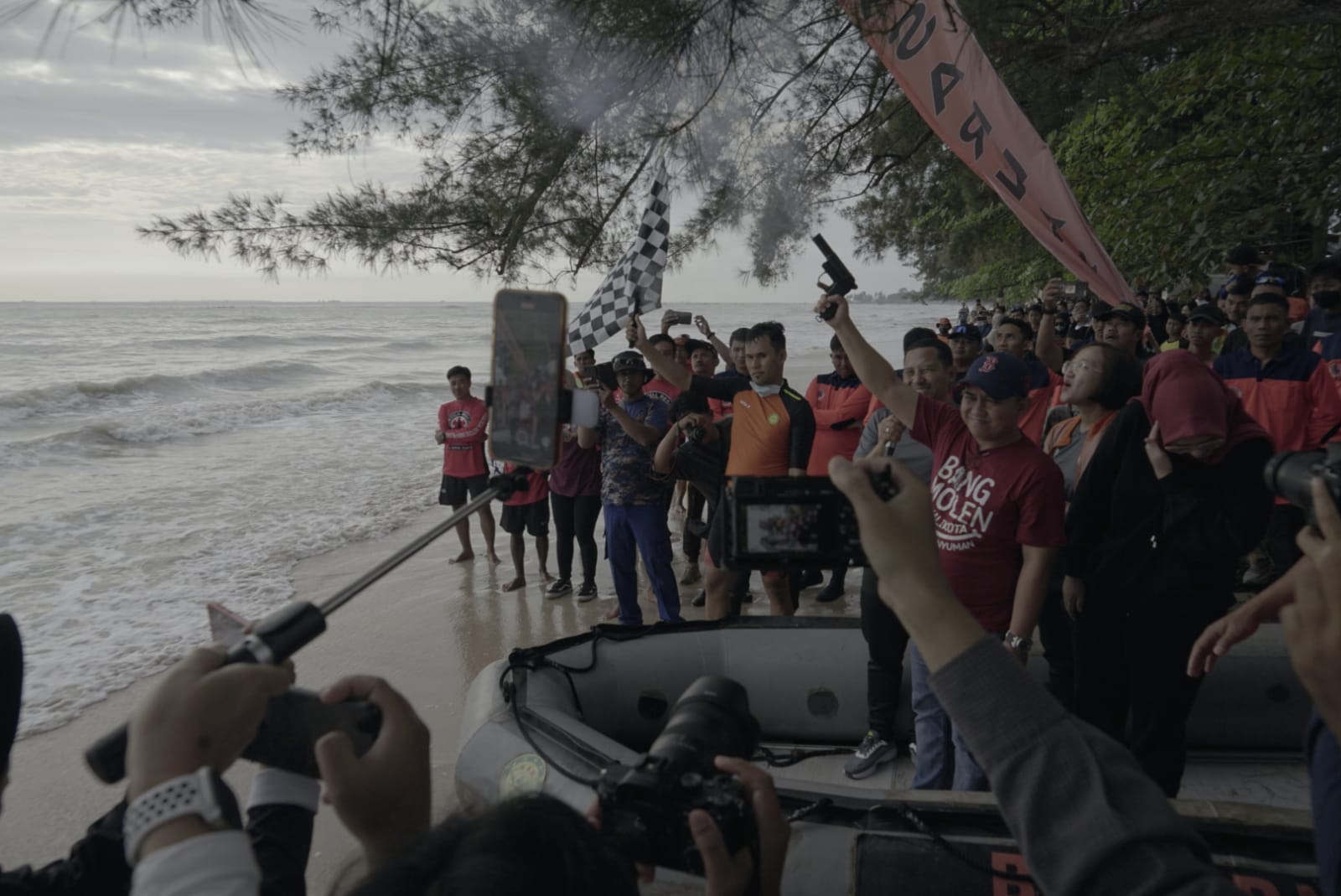 Molen Buka Lomba Dayung dan Jalan Sehat di Pasir Padi