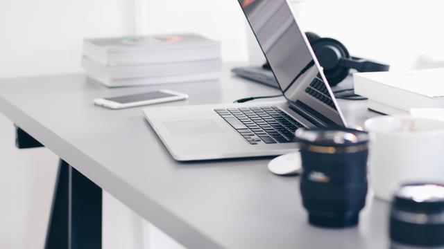 3 Tips Mengatasi Layar Laptop Setengah Putih dengan Aman 2023