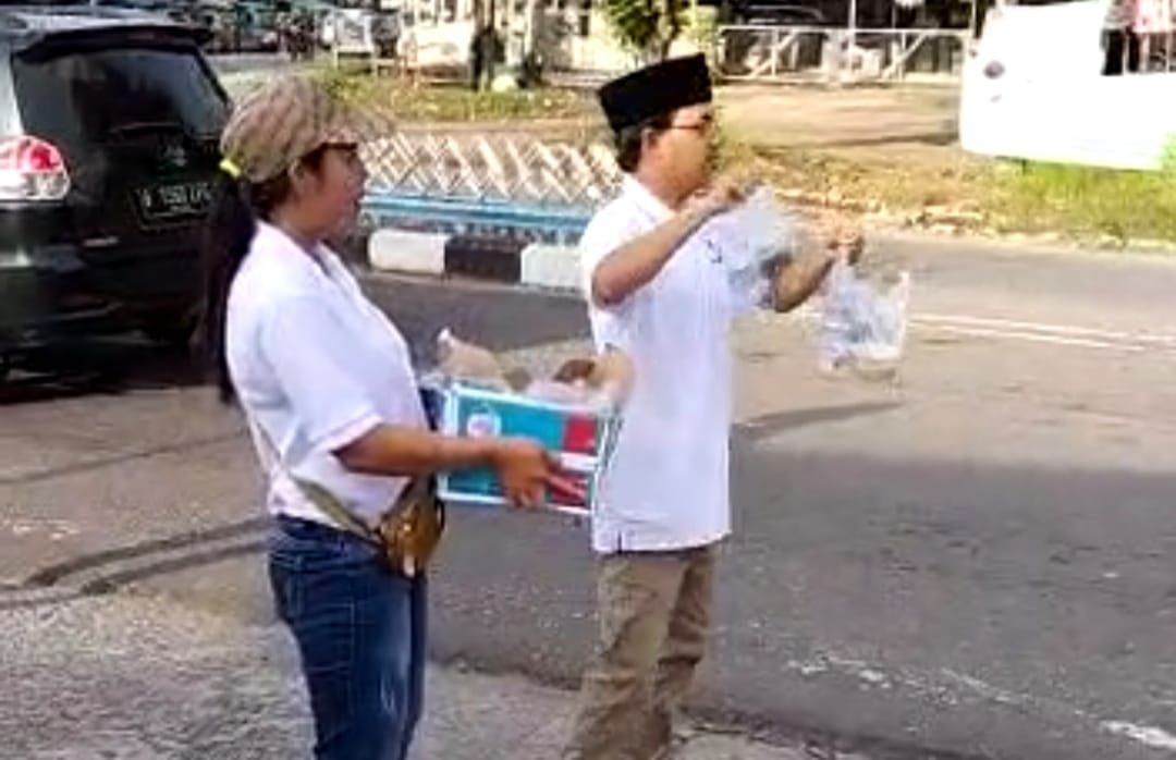 300 Takjil Habis Dibagikan YSBB di Perempatan Air Ruay