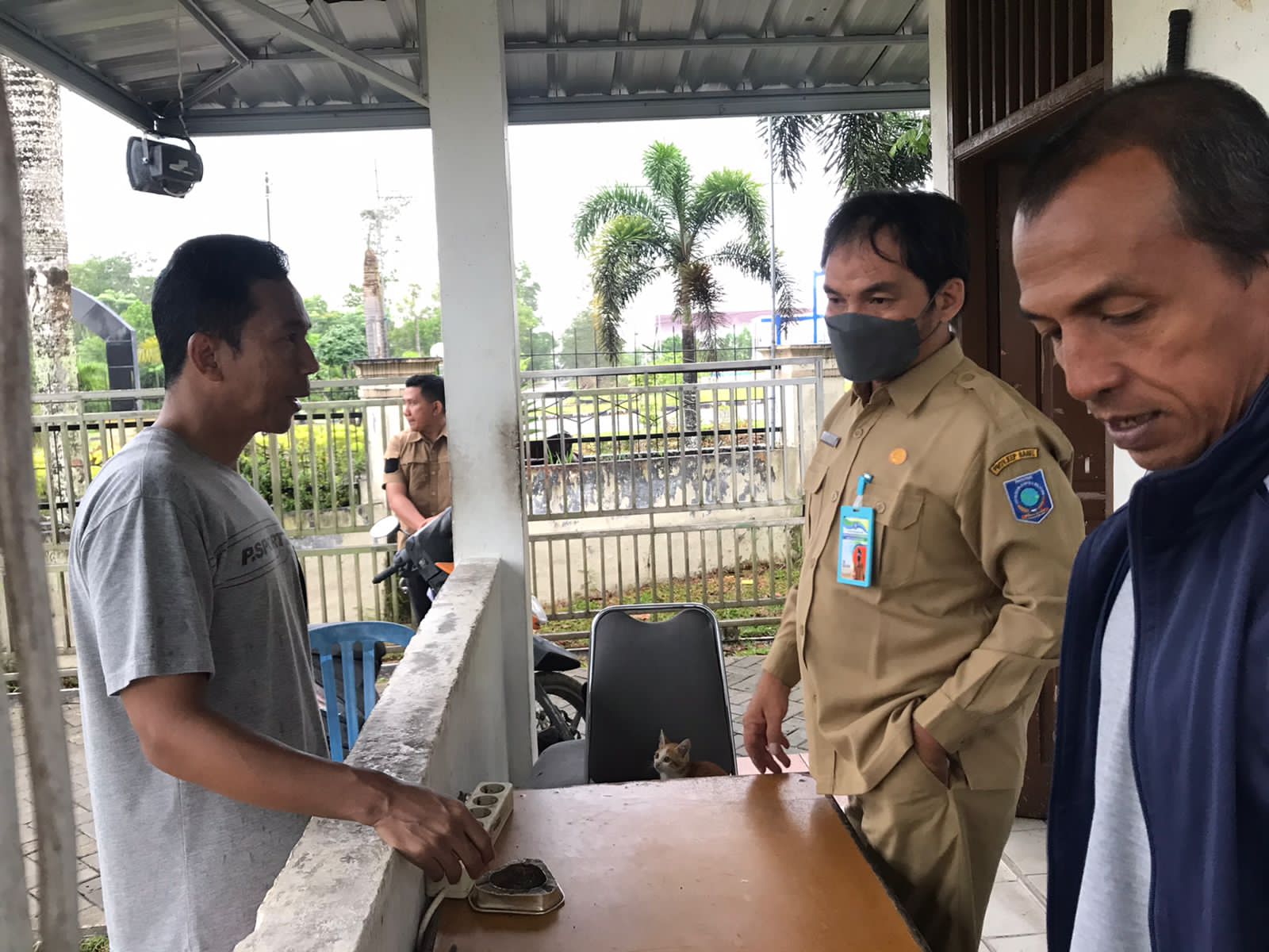 Kaget Disapa Pj Gubernur, Petugas Pos BKPSDM: Baru Kali Ini Gubernur Pagi-pagi Jalan ke Kantor