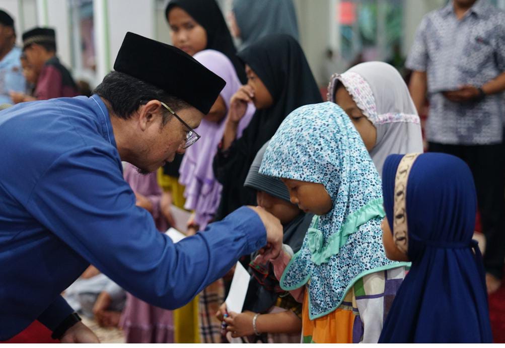 Algafry Salurkan Sembako Hingga Santuni Anak Yatim Saat Safari Ramadan di Desa Nibung