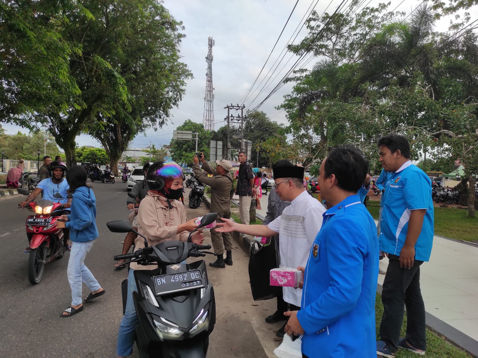 PK Koba KNPI Bangka Tengah Bagikan 250 Takjil dan 20 Sembako