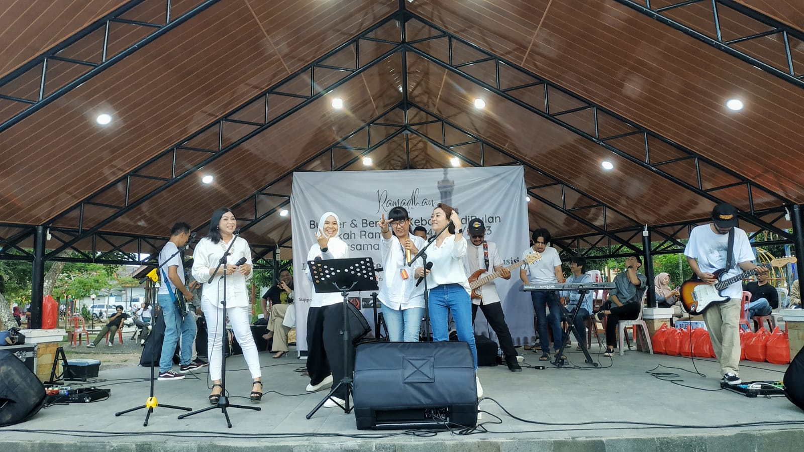 Papa Muda dan Musisi Sungailiat Hibur dan Bagi Takjil di Taman Kota