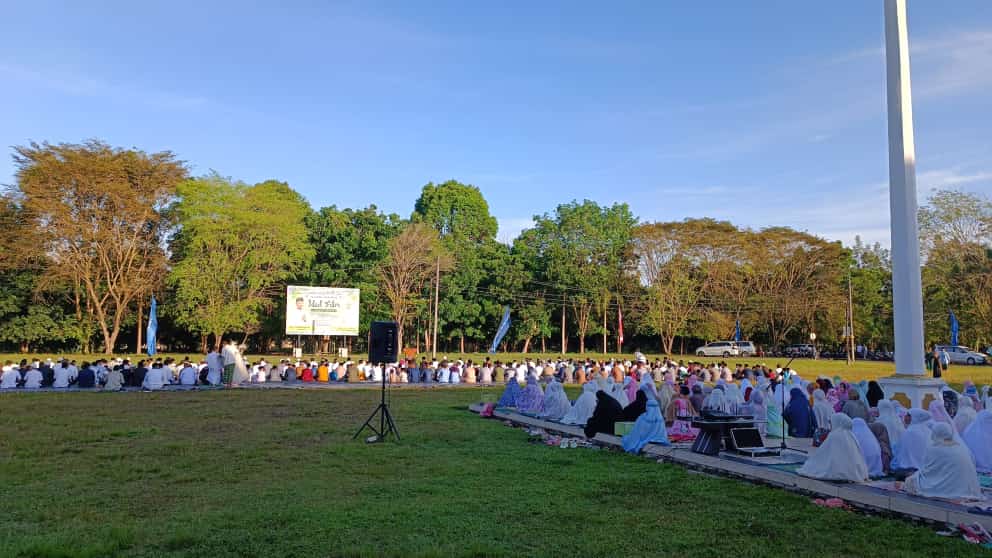 Ratusan Masyarakat Shalat Ied di Halaman Kantor Bupati Bateng