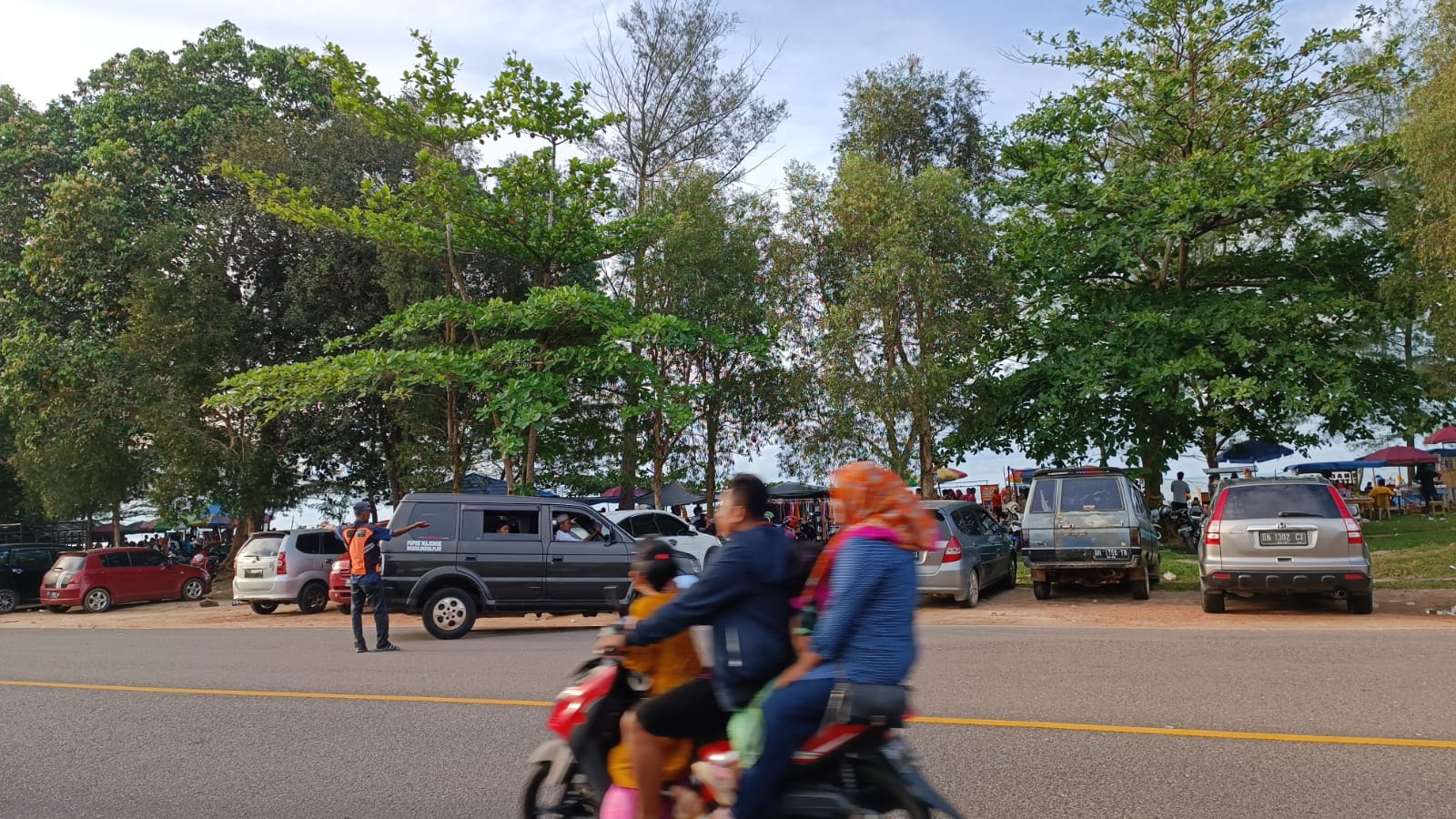 Pengunjung Pantai Kebang Kemilau Meningkat, Petugas Parkir: Jadi THR Bagi Kami