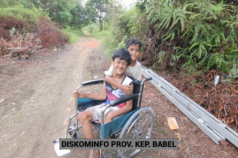 Senyum Sumringah Fadhil Usai Punya Kursi Roda Baru