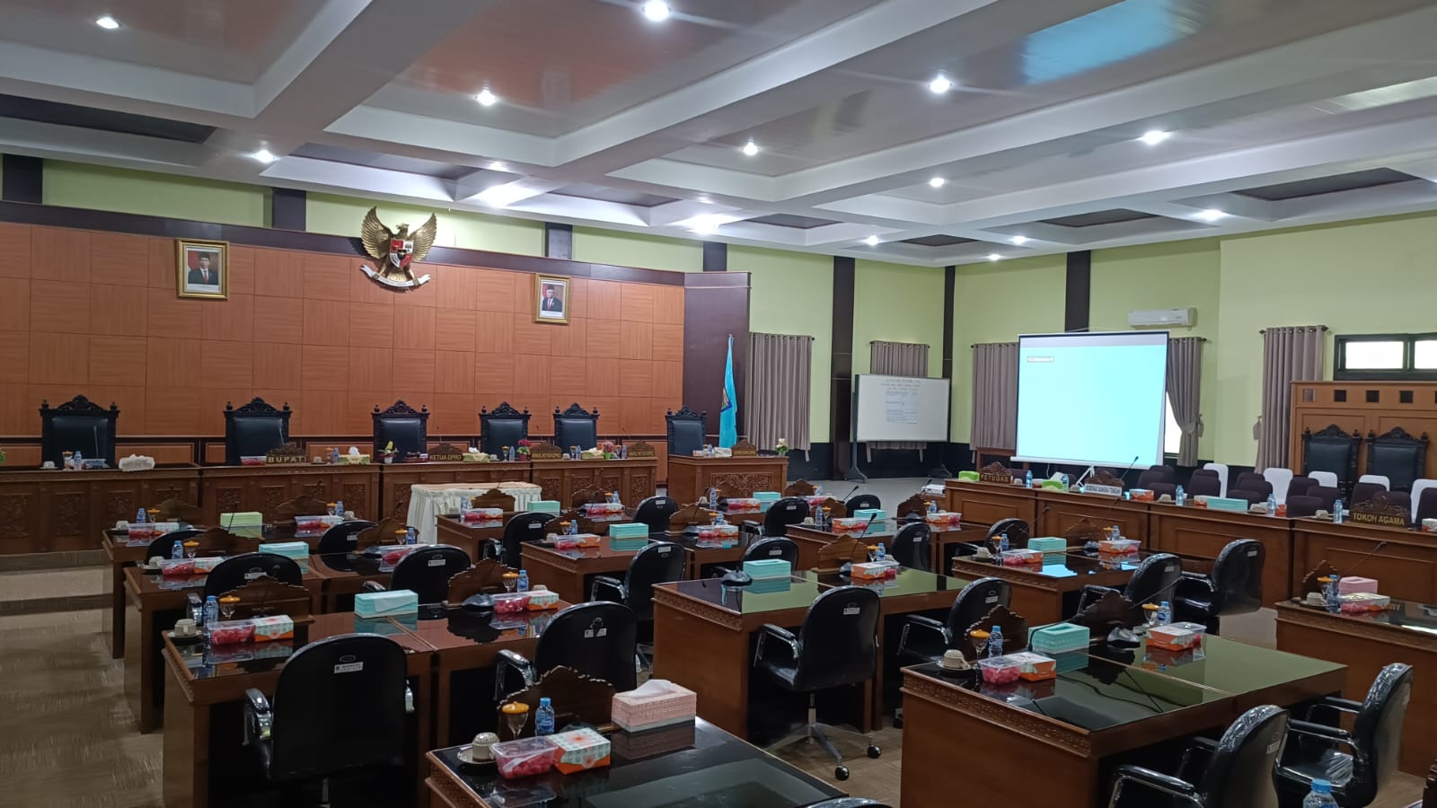 Rapat Penyampaian Rekomendasi LKPJ Bupati Molor Lebih dari Sejam, Dewan Asik Merokok