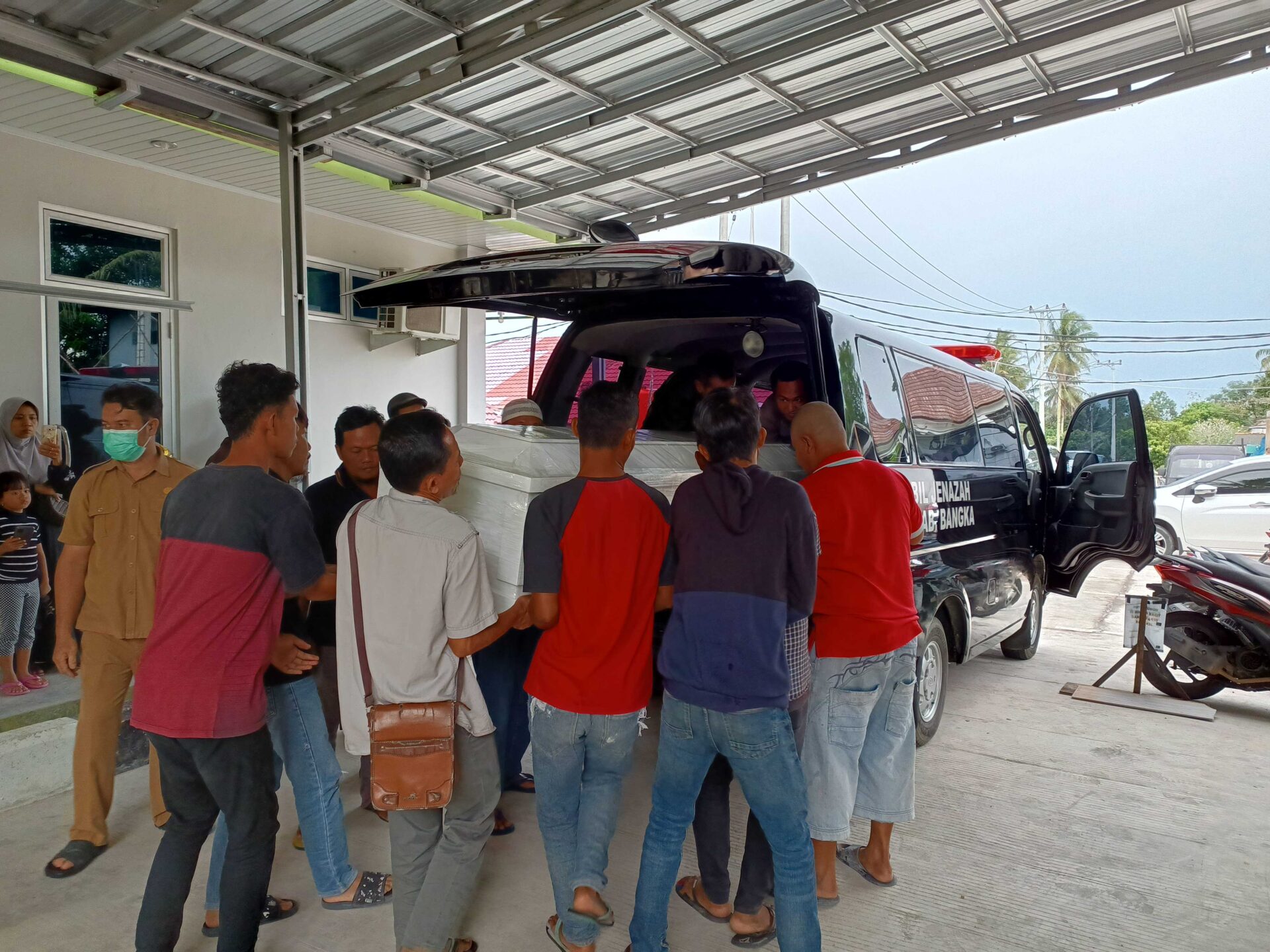 Pemuda Lampung Tewas Tergantung di Depan Pintu Mess