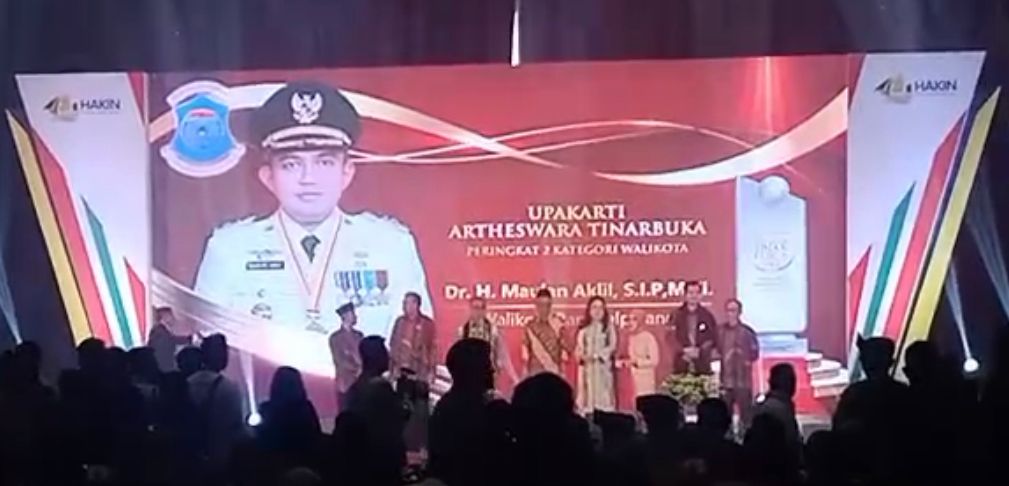 Molen Raih Penghargaan Upakarti Artheswara Tinarbuka Sebagai Wali Kota Terbaik