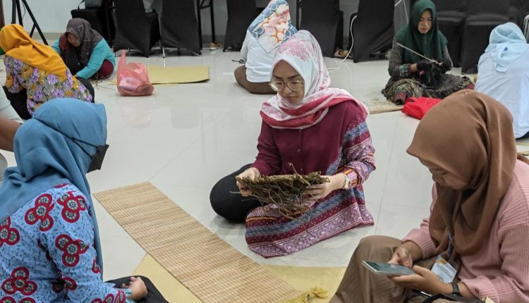 Monica Harap Olahan Lidi Nipah Dapat Tingkatkan Ekonomi