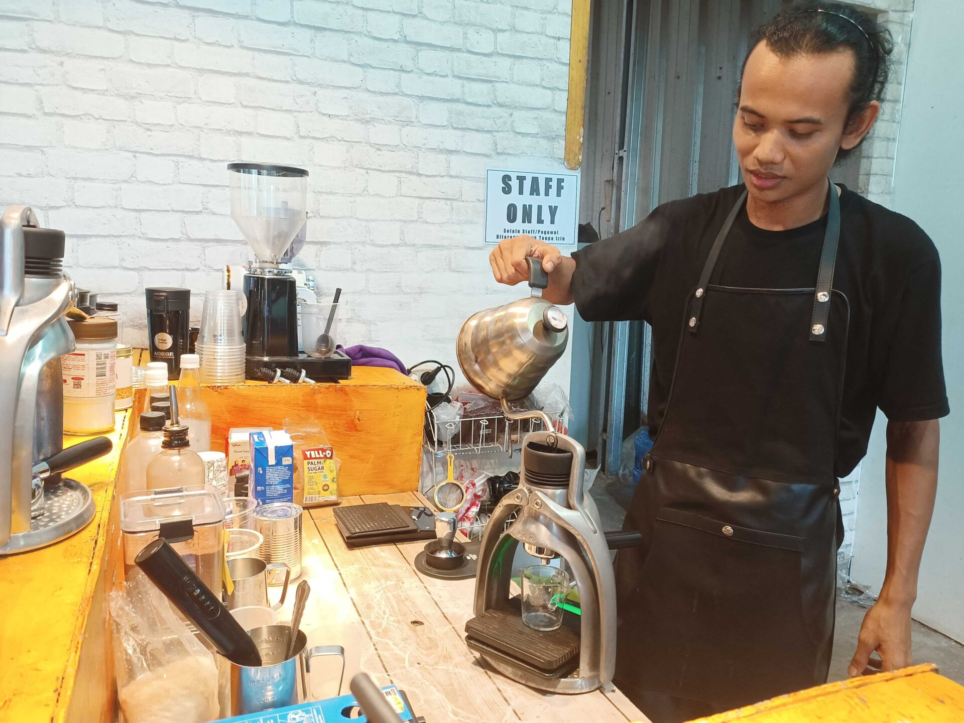 Nikmati Maras Sejuk, Minum Kopi Susu Serasa di Atas Bukit