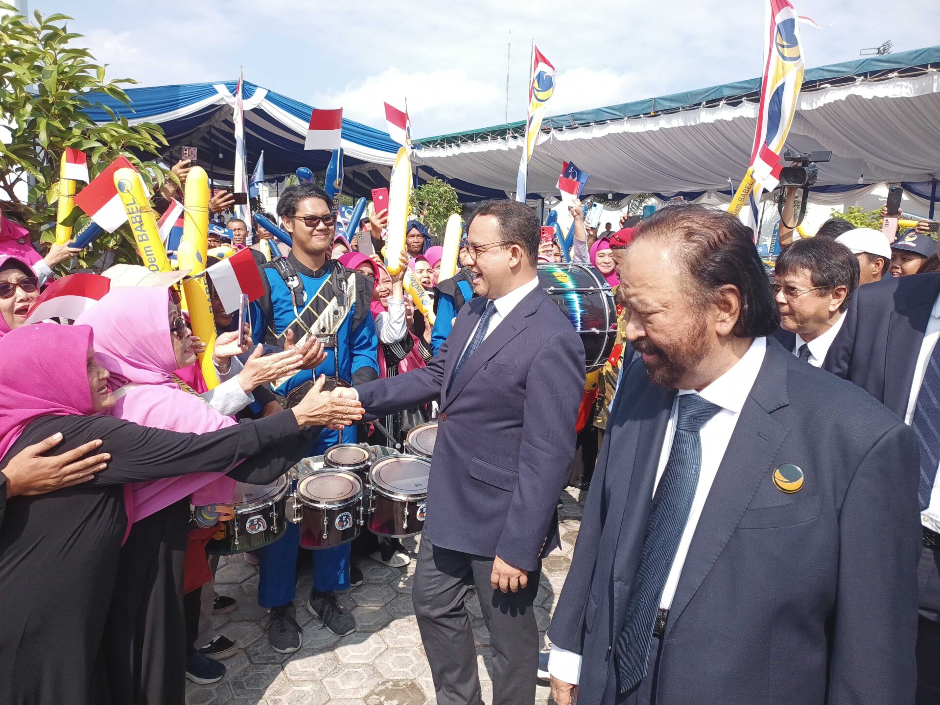 Anies Baswedan Diserbu Ibu-ibu di Babel
