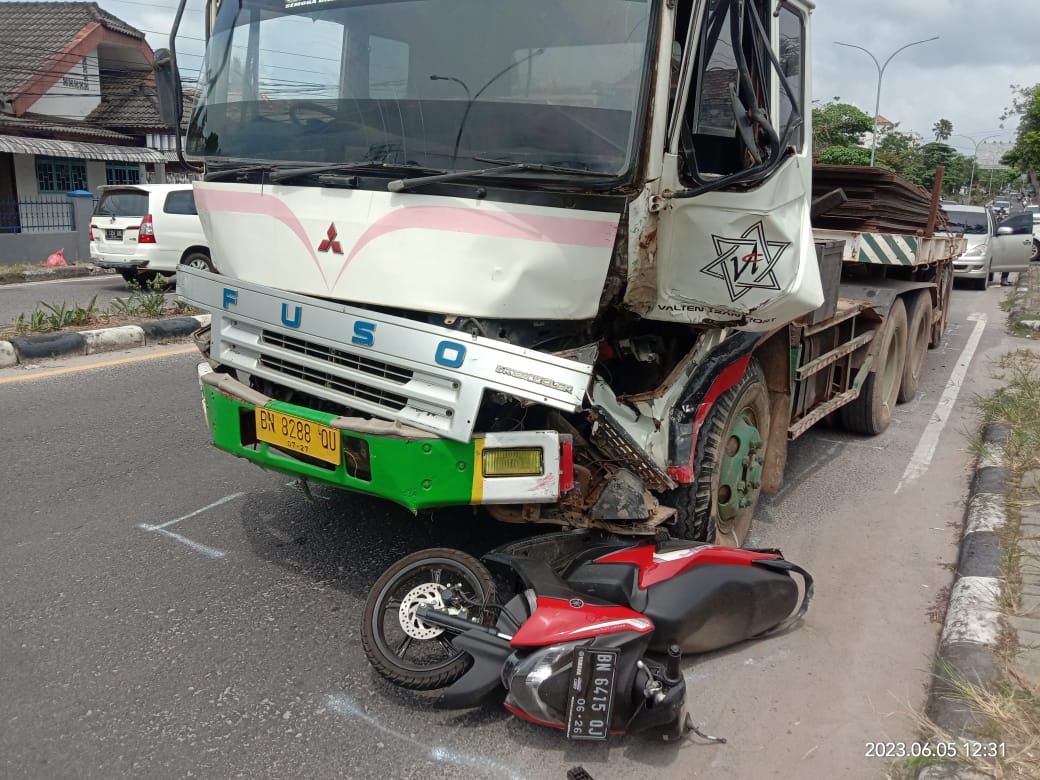 Diduga Rem Blong , Fuso Tabrak Mobil dan Seret Motor Hingga Jauh