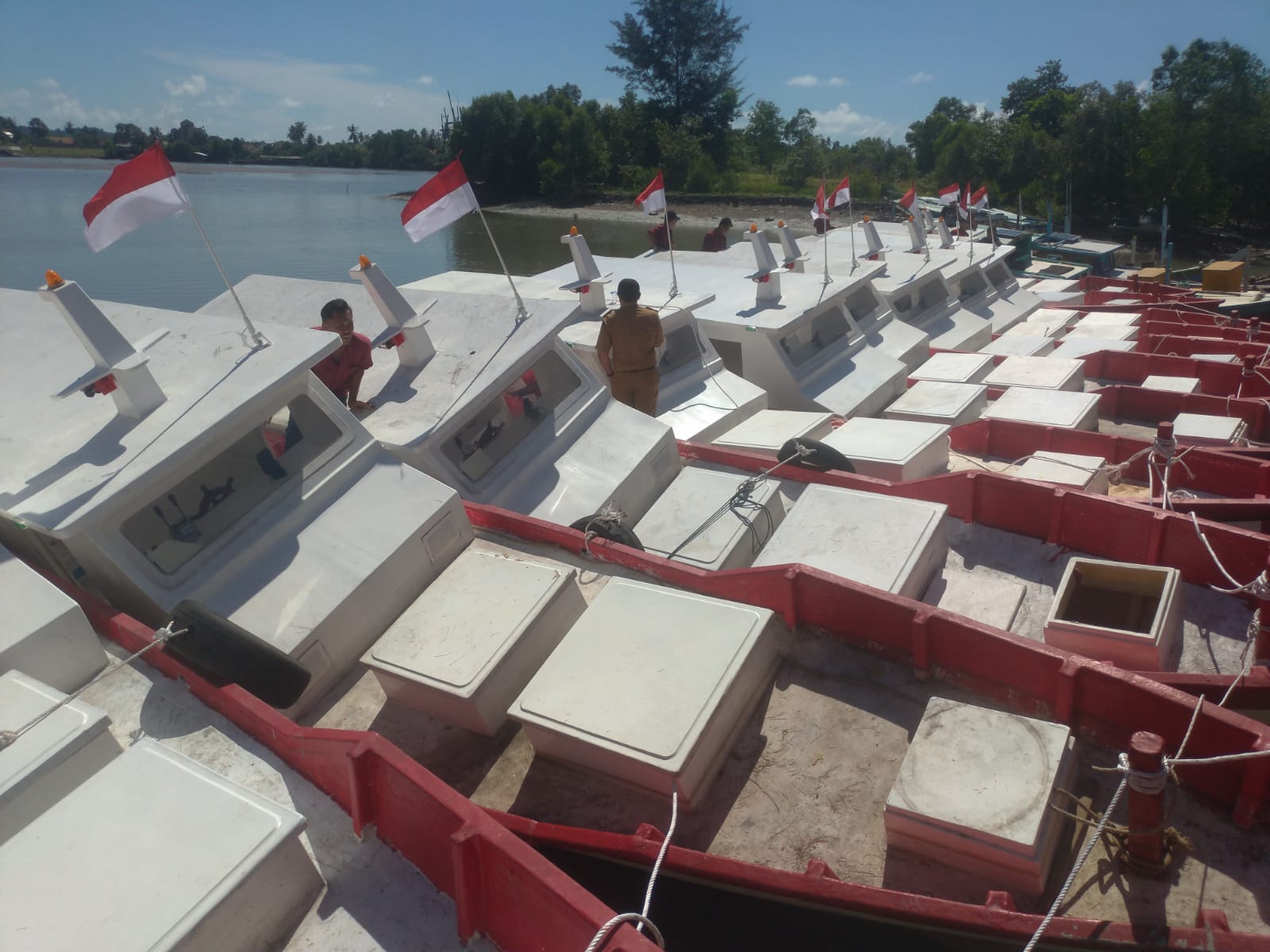 Risma Serahkan Kapal Senilai Rp 13 Miliar untuk 51 Nelayan Bangka