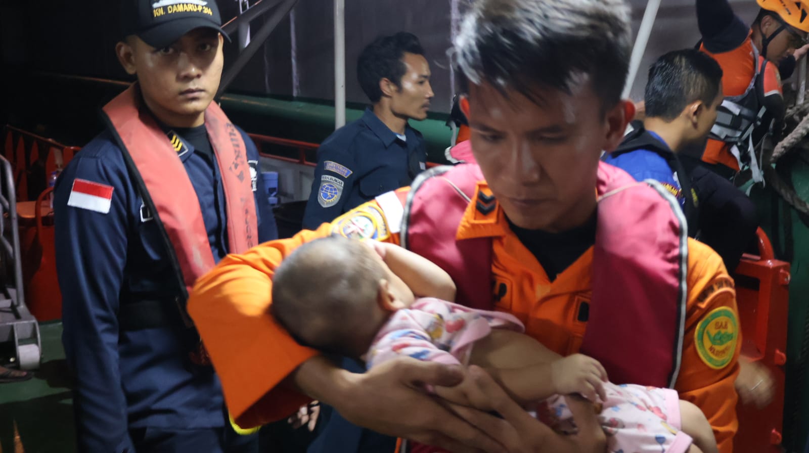 Terkatung-katung Selama 3 Jam, Tim SAR Berhasil Evakuasi 151 Penumpang KM Sakura Express