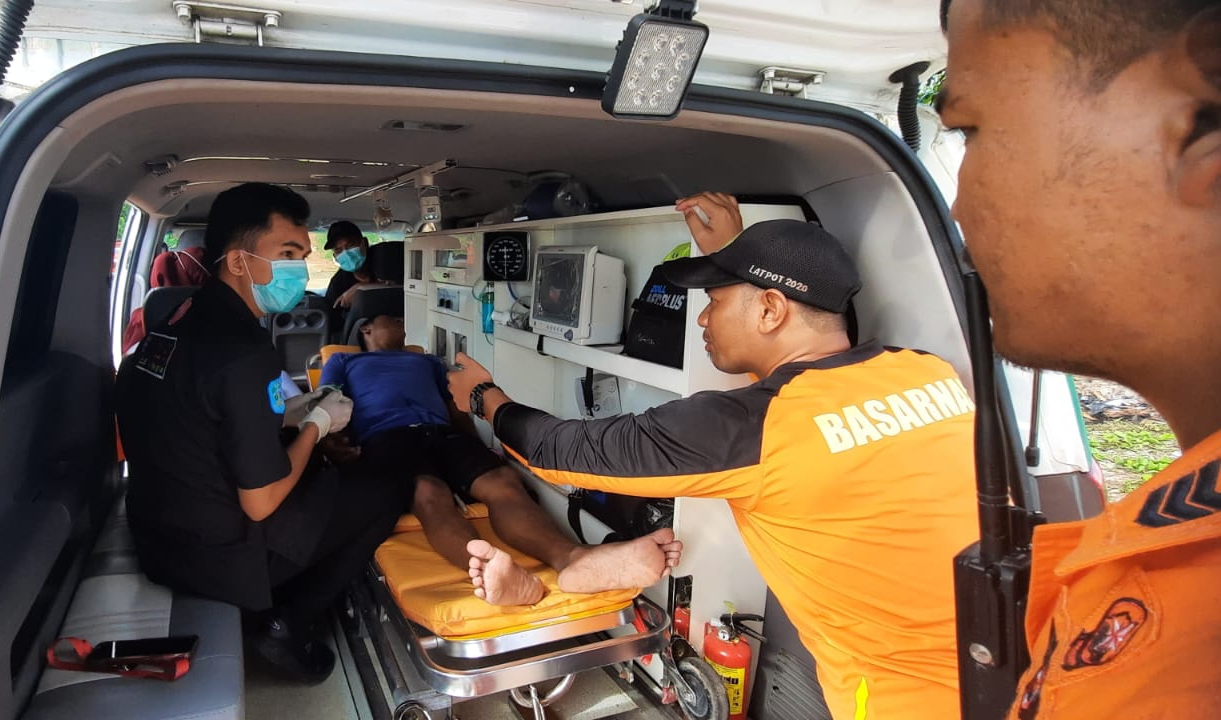 Aris Selamat Setelah Berenang Semalaman ke KIP Synergy Tin di Pantai Rambak