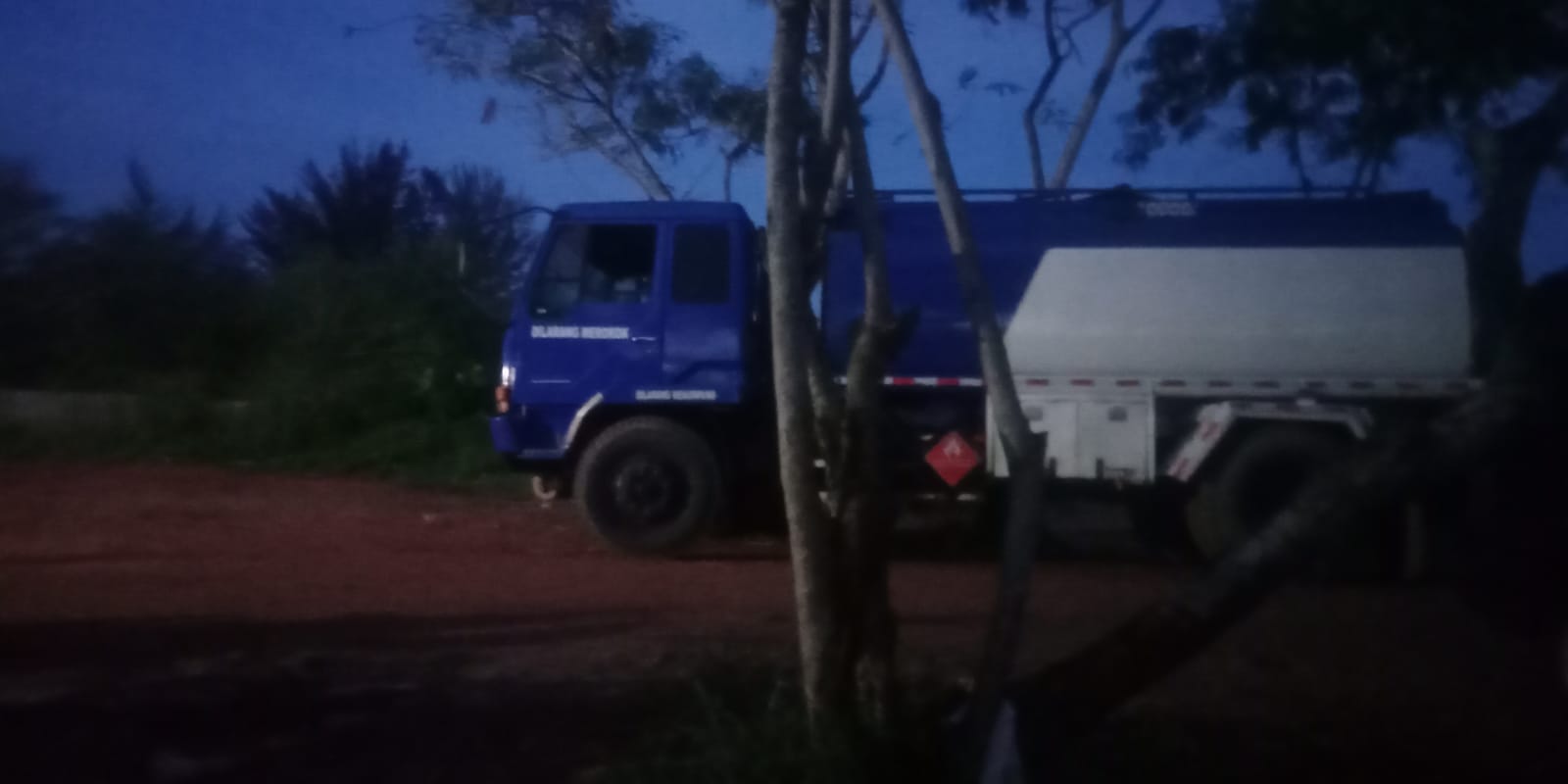 Bongkar BBM Malam Hari di Pantai Rambak ,Ternyata Bekingnya APH