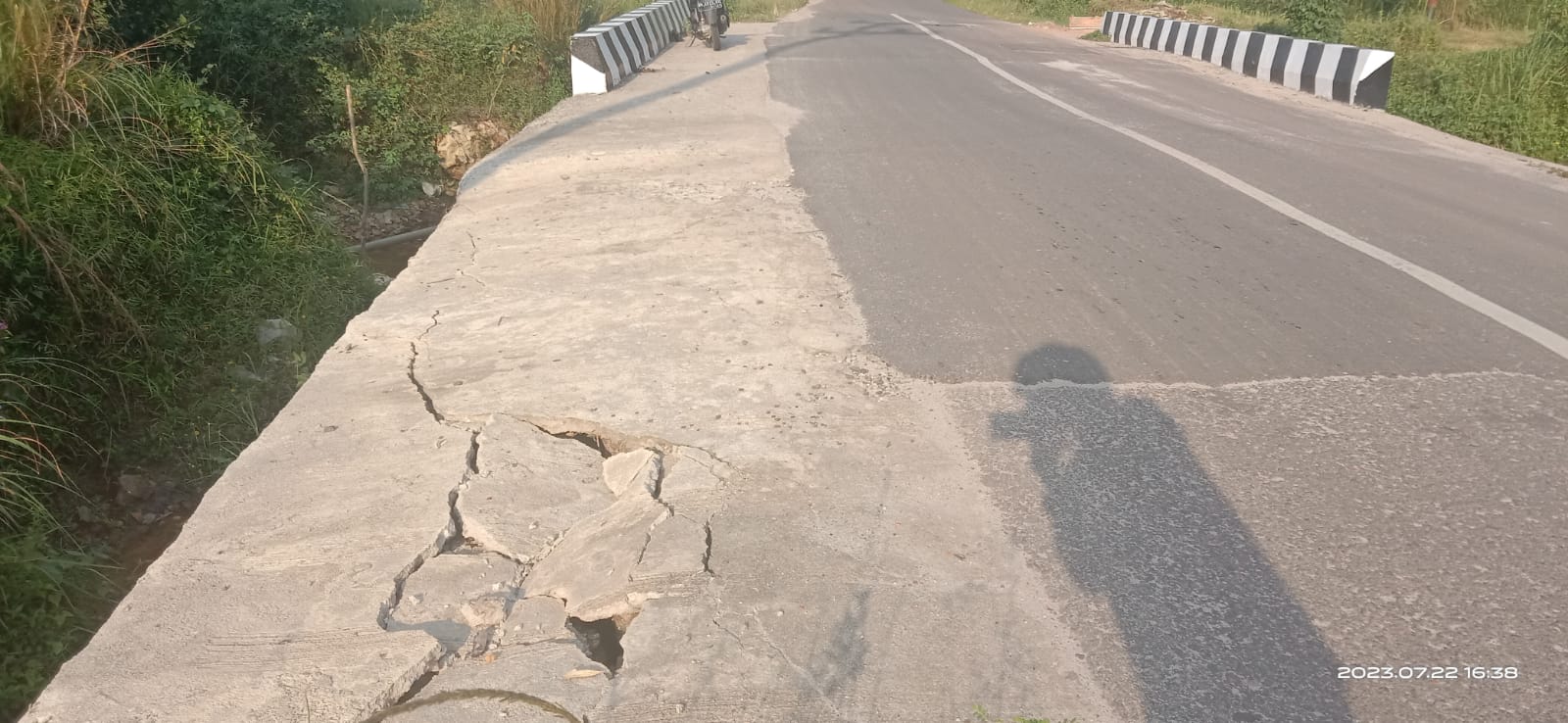 Waduh Bahu Jalan Retak, Ayo Yang Punya Proyek Siapa Nih ?