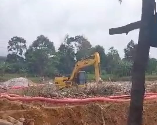 Satu Unit Alat Berat Gerus Tanah Dusun Sadap, Penambangan: Silahkan Konfirmasi ke Bos B dan R