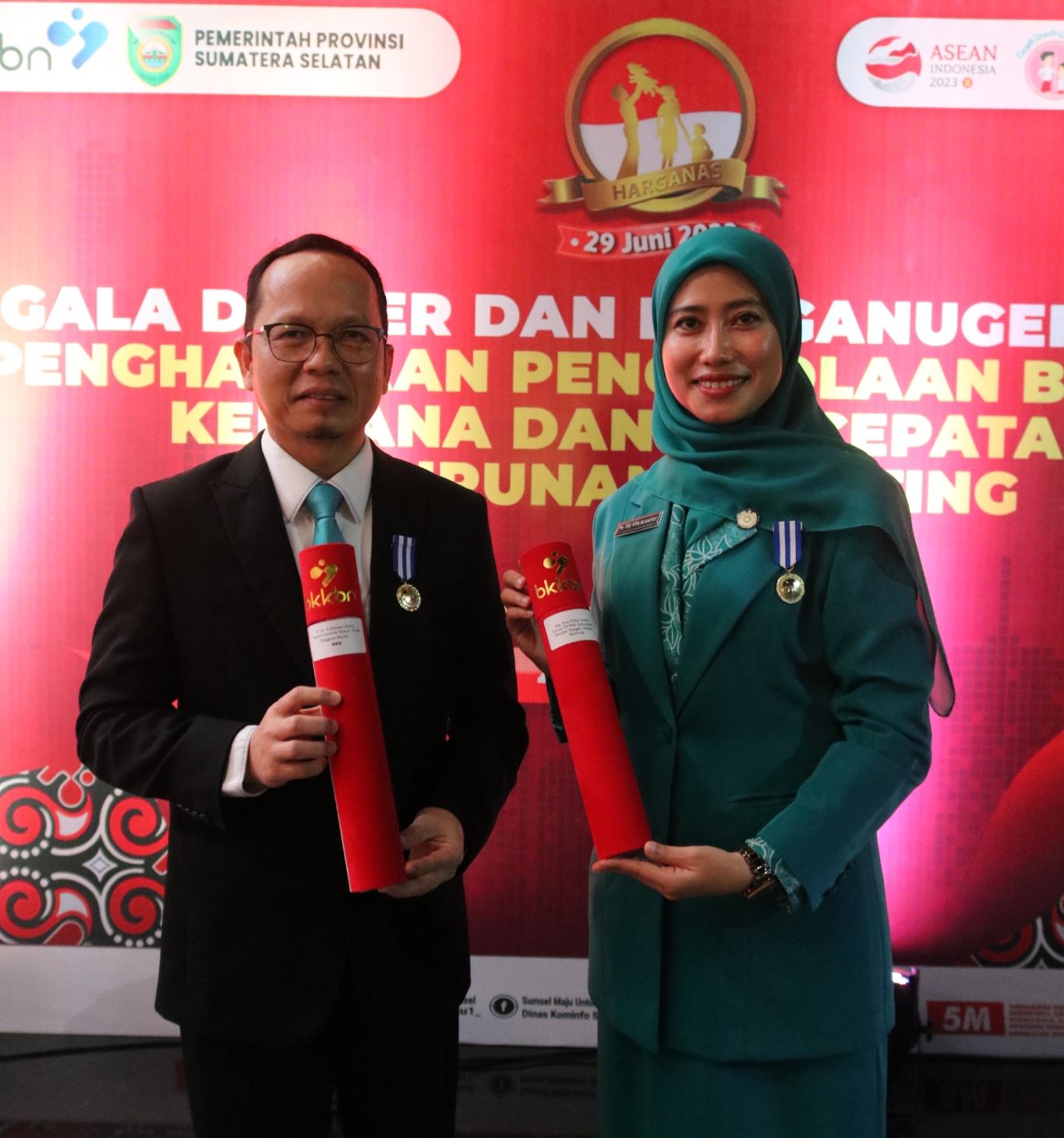 Algafry – Eva Terima Penghargaan Manggala Karya Kencana