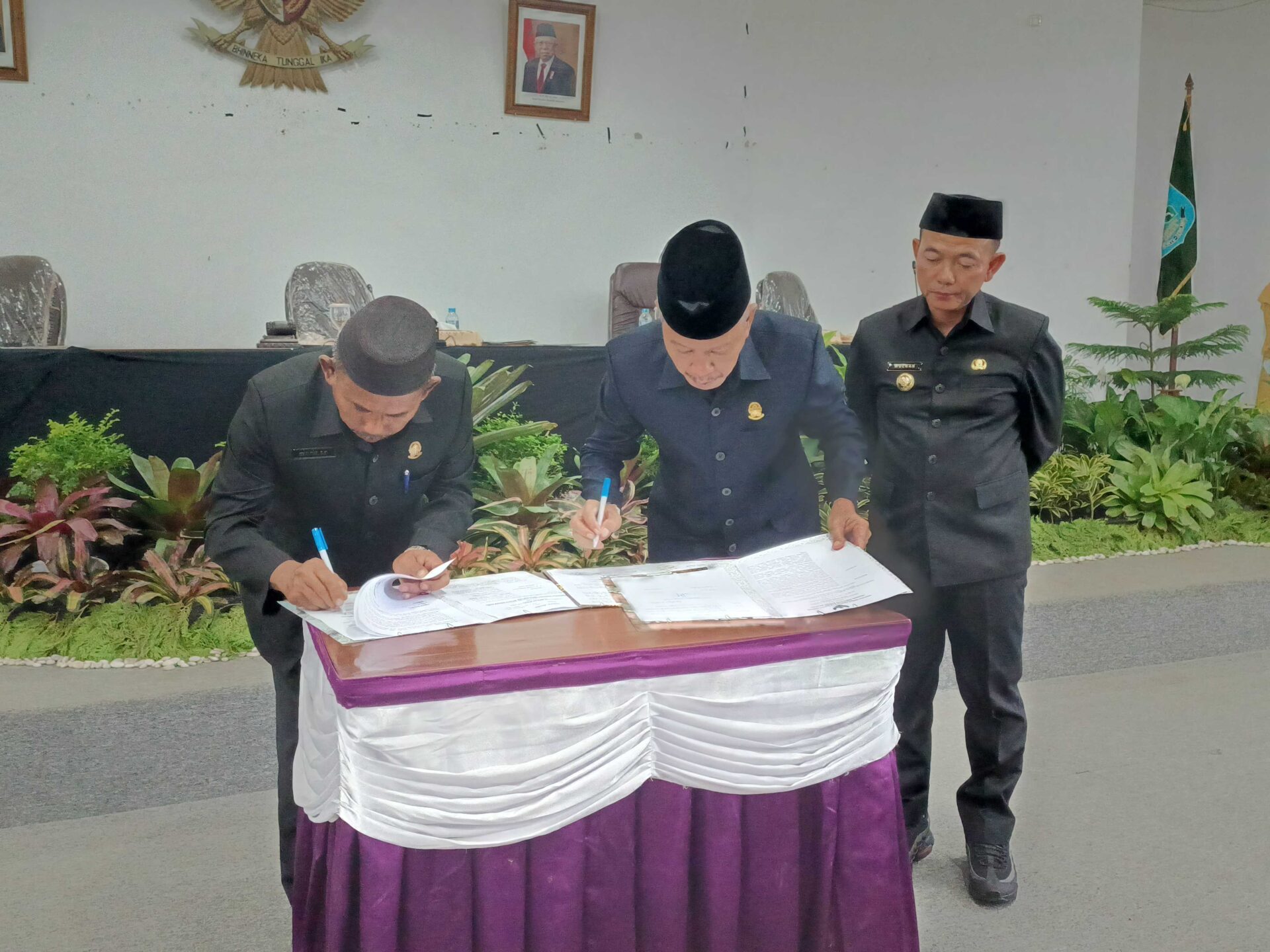 DPRD Bangka Kembalikan dan Sahkan Dua Raperda