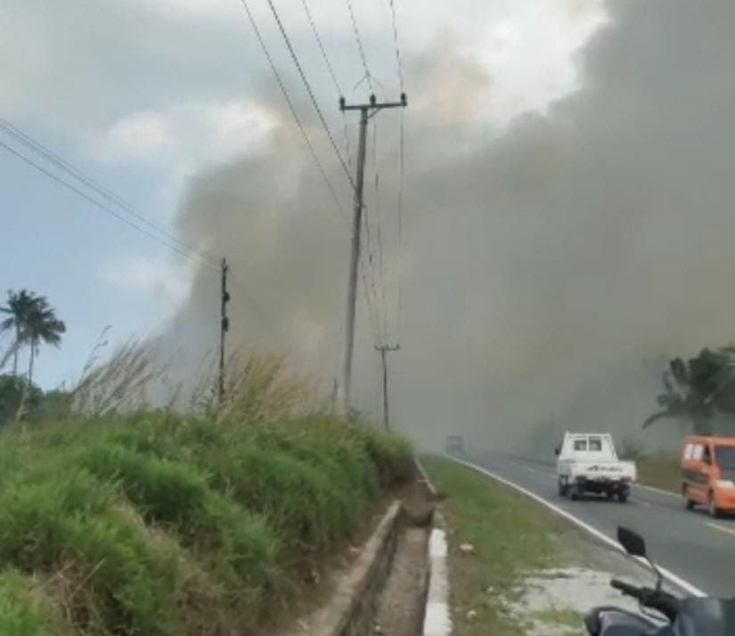 Kebakaran Hutan Pal 4, Jalan Pangkalpinang-Koba Tertutup Asap Tebal
