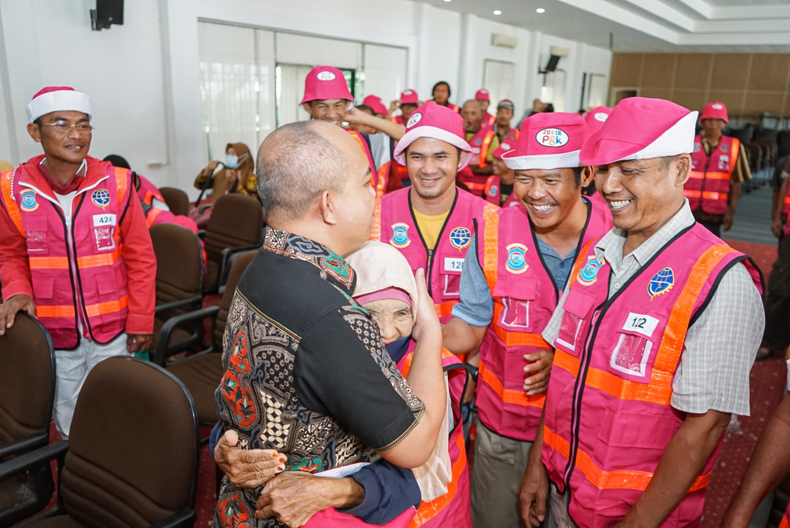 Ratusan Juru Parkir Kota Pangkalpinang Dapat Atribut Baru
