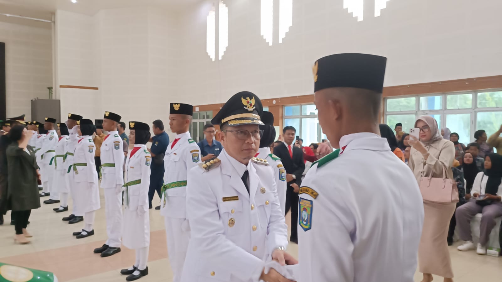 Algafry Kukuhkan 36 Paskibraka Bangka Tengah