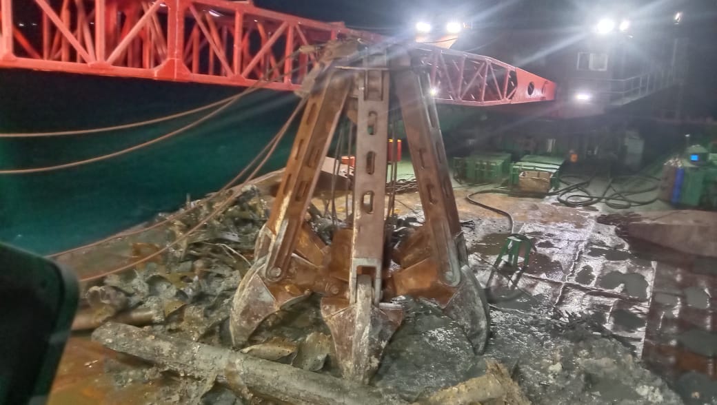 WNA Ambil Bangkai Kapal Berusia Puluhan Tahun di Tanjung Pura, Warga Bereaksi