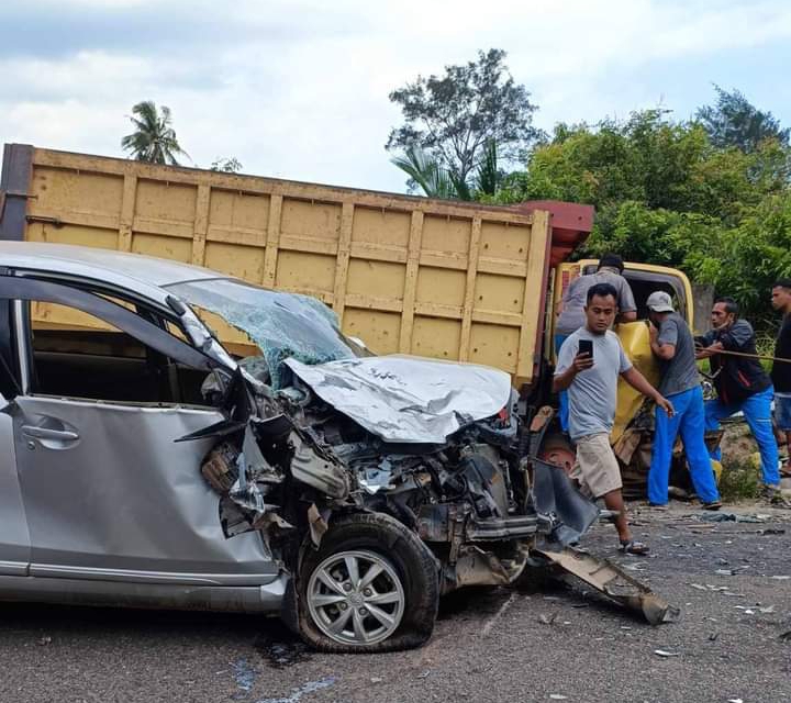 Pengendara Avanza dan Truk Patah Kaki