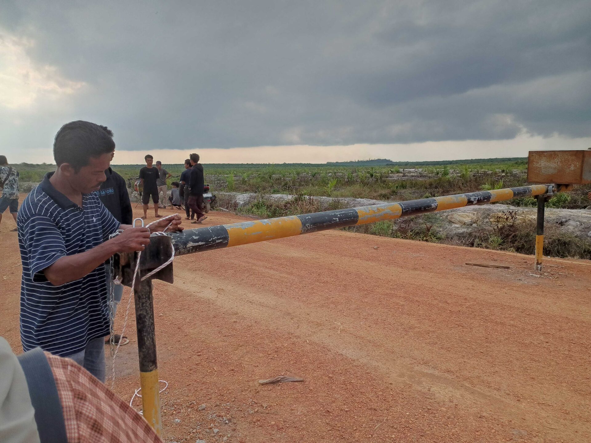 Buntut Akses Jalan Ditutup, Kelompok Tani Desa Mendo Balas Pasang Portal
