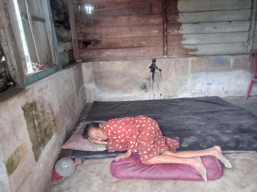 Sudah Sakit-sakitan, Asima Harus Dibantu Tetangga Merawatnya dan Anak Gangguan Jiwanya