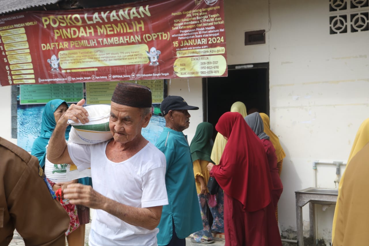 Ratusan Warga Bangka Tengah Dapat Beras Gratis