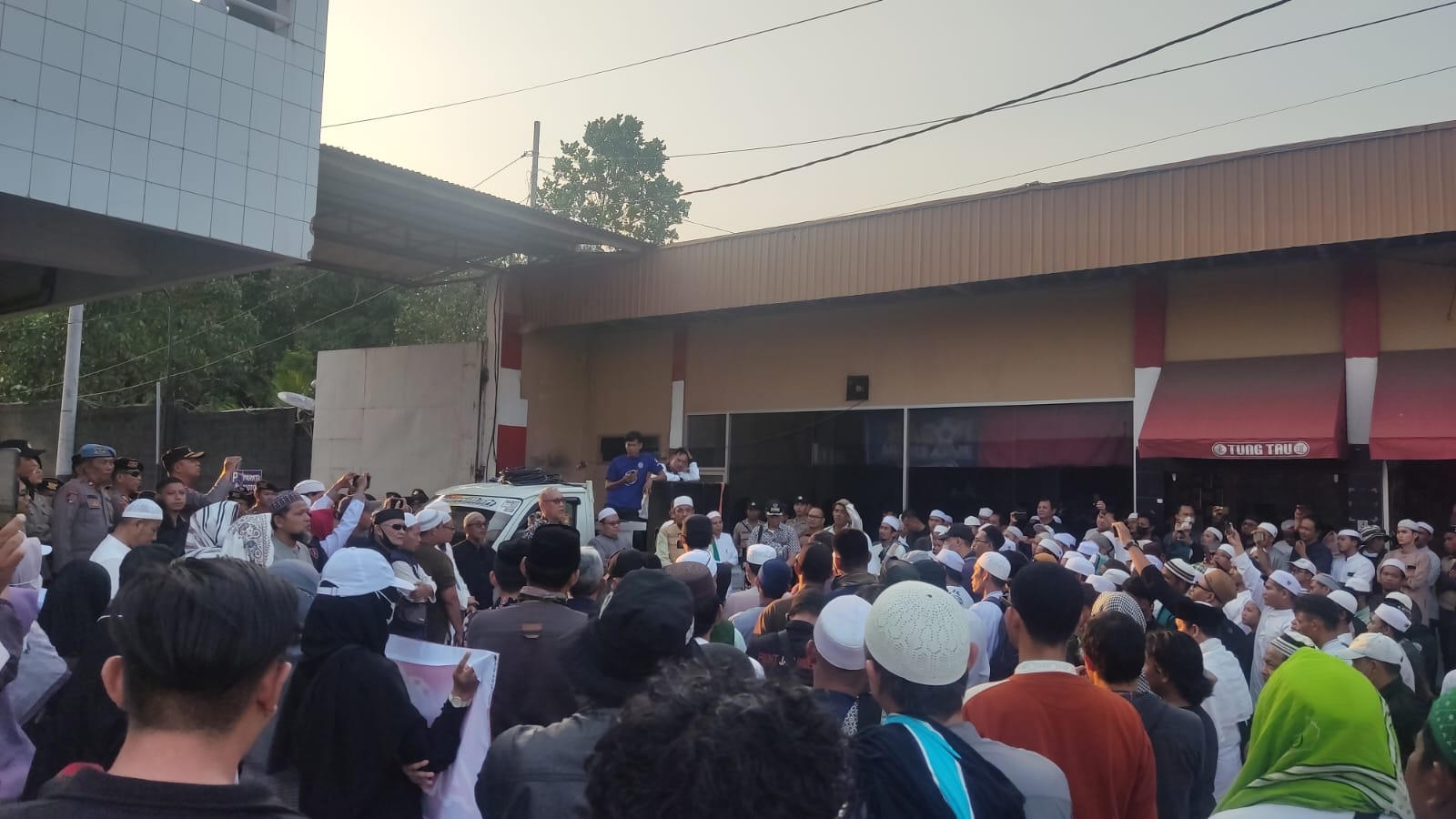 Gelar Aksi di Depan Angel’s Wing, Aliansi Umat Islam Bangka Belitung Tagih Janji Pj Gubernur