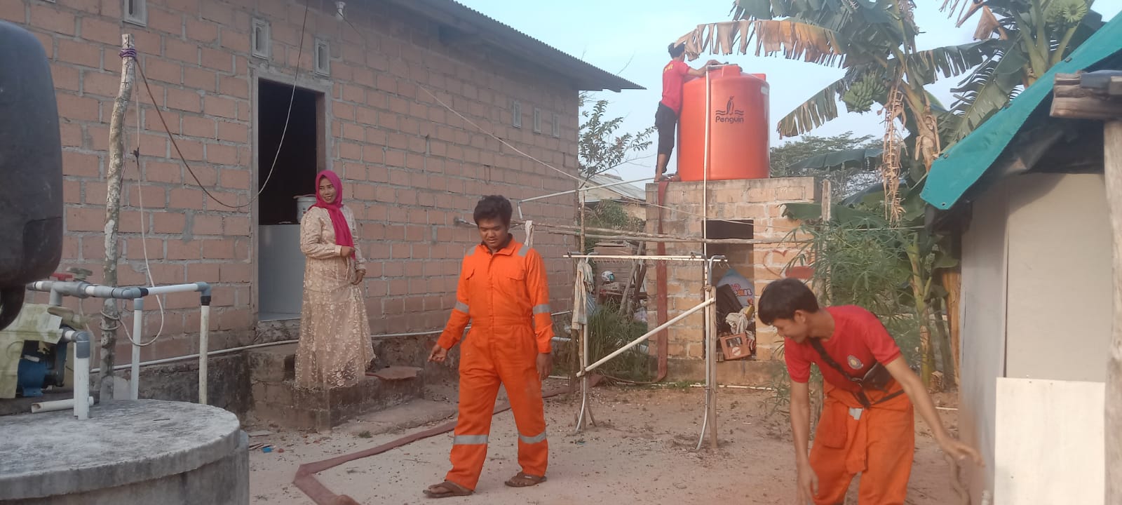 Damkar Bangka Selatan Salurkan Air Bersih