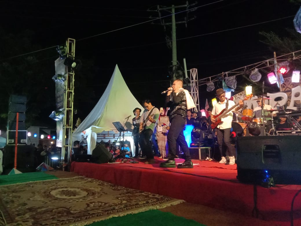 Vokalis Band Kapten Hiburan Masyarakat Toboali pada Cara Konser Akbar Maulid Nabi