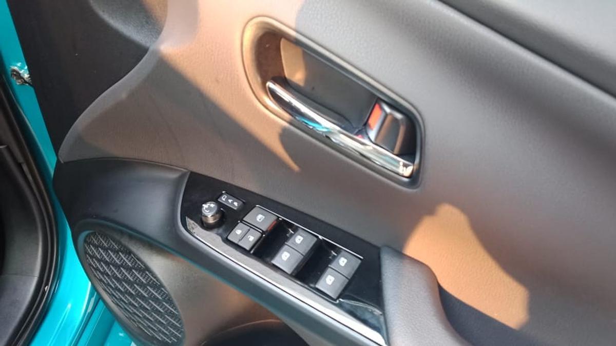 5 Cara Membersihkan Door Trim Mobil, Coba Langkah Sederhana Berikut Ini!