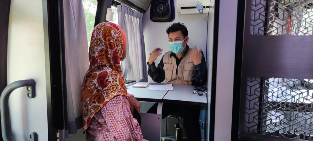 Para Lansia Kundur Barat Antusias Manfaatkan Mobil Sehat PT Timah