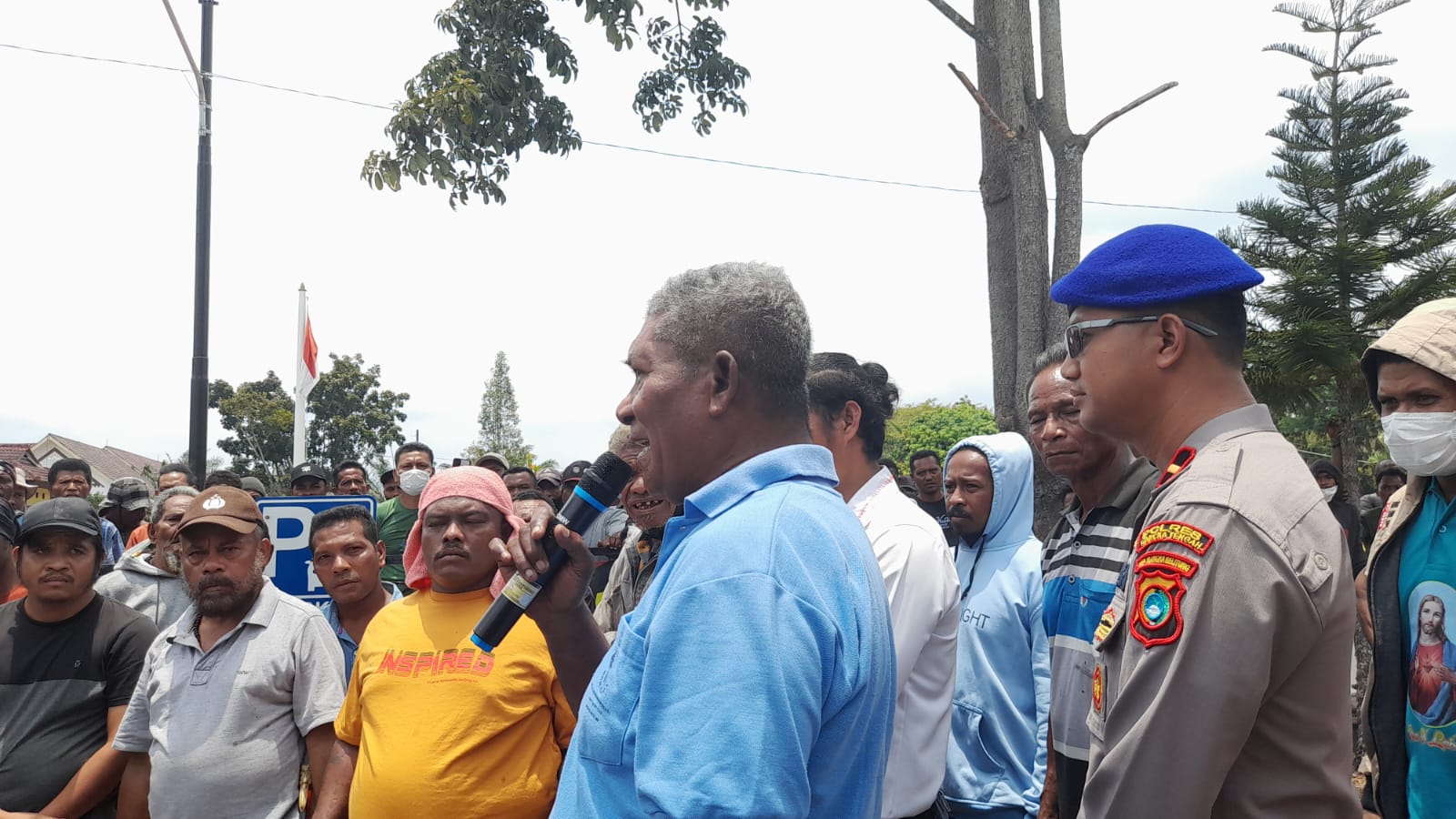 Keluarga Valentinus Bawa Parang dan Celana Bercak Darah