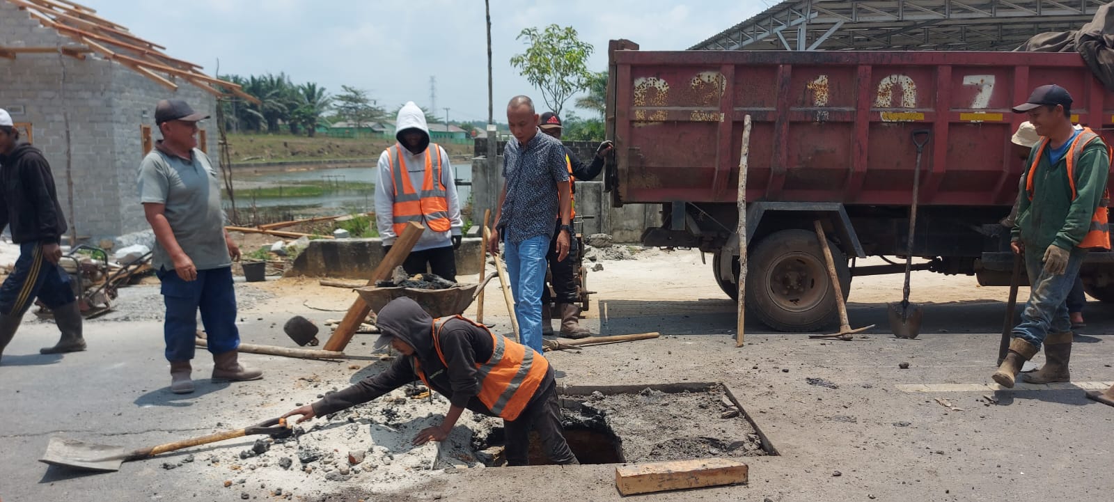 Sempat Bahayakan Warga, Lubang Sedalam Satu Meter di Jalan Desa Air Gegas Diperbaiki